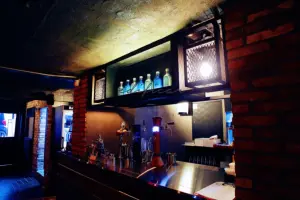 적벽돌과 스테인리스가 어우러진 무디 바 인테리어